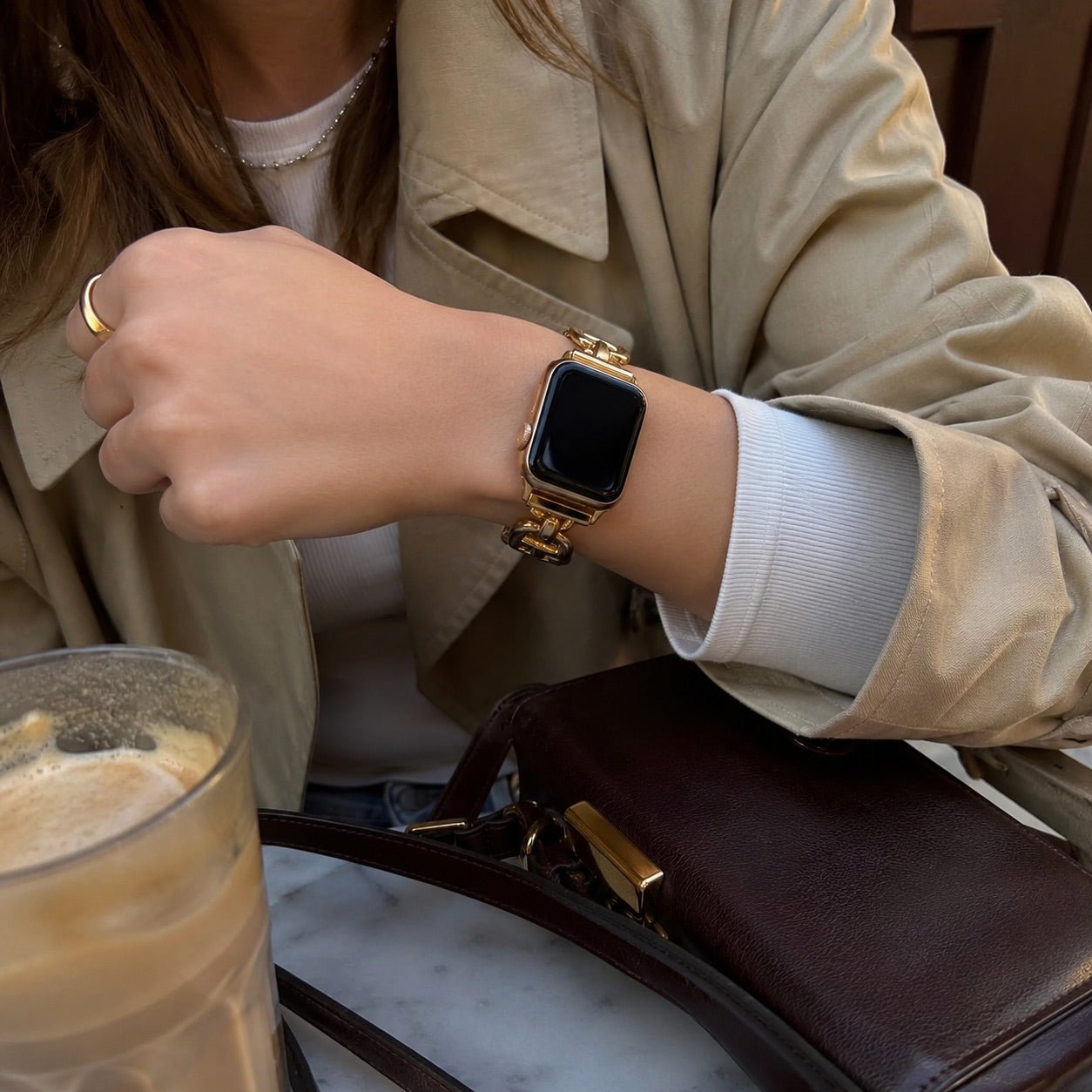 Bracelet Apple Watch à maillons en acier inoxydable, longueur réglable sans outil, allure chic et lumineuse, modèle Zurika
