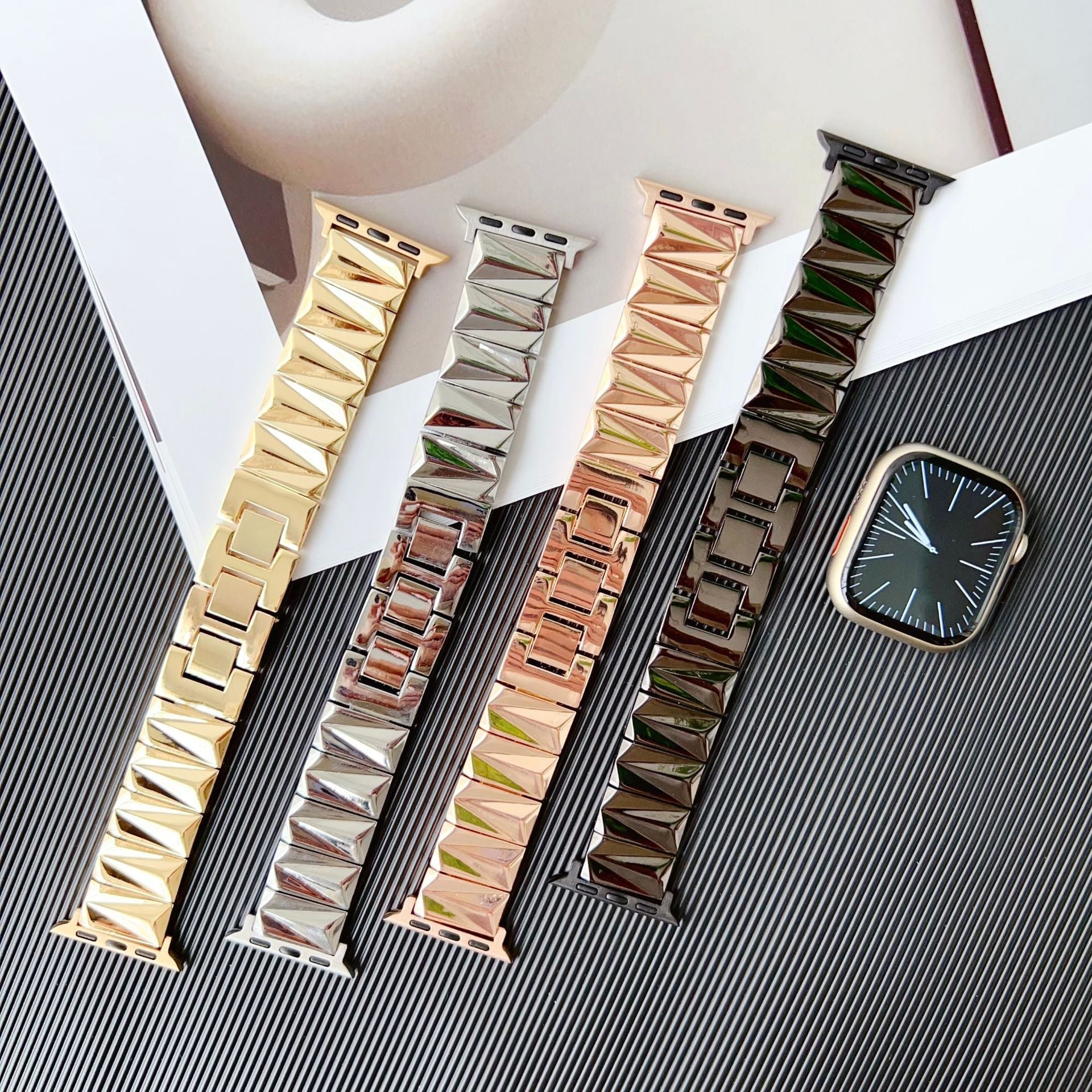 Apple Watch Bracelet in Alloy, Geometric Links, Luxurious Finish, Adjustable, for Women, Gisca Model