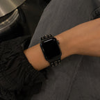 Bracelet Apple Watch en croûte de cuir ornée de rivets métalliques, boucle réglable, style affirmé, modèle Tika