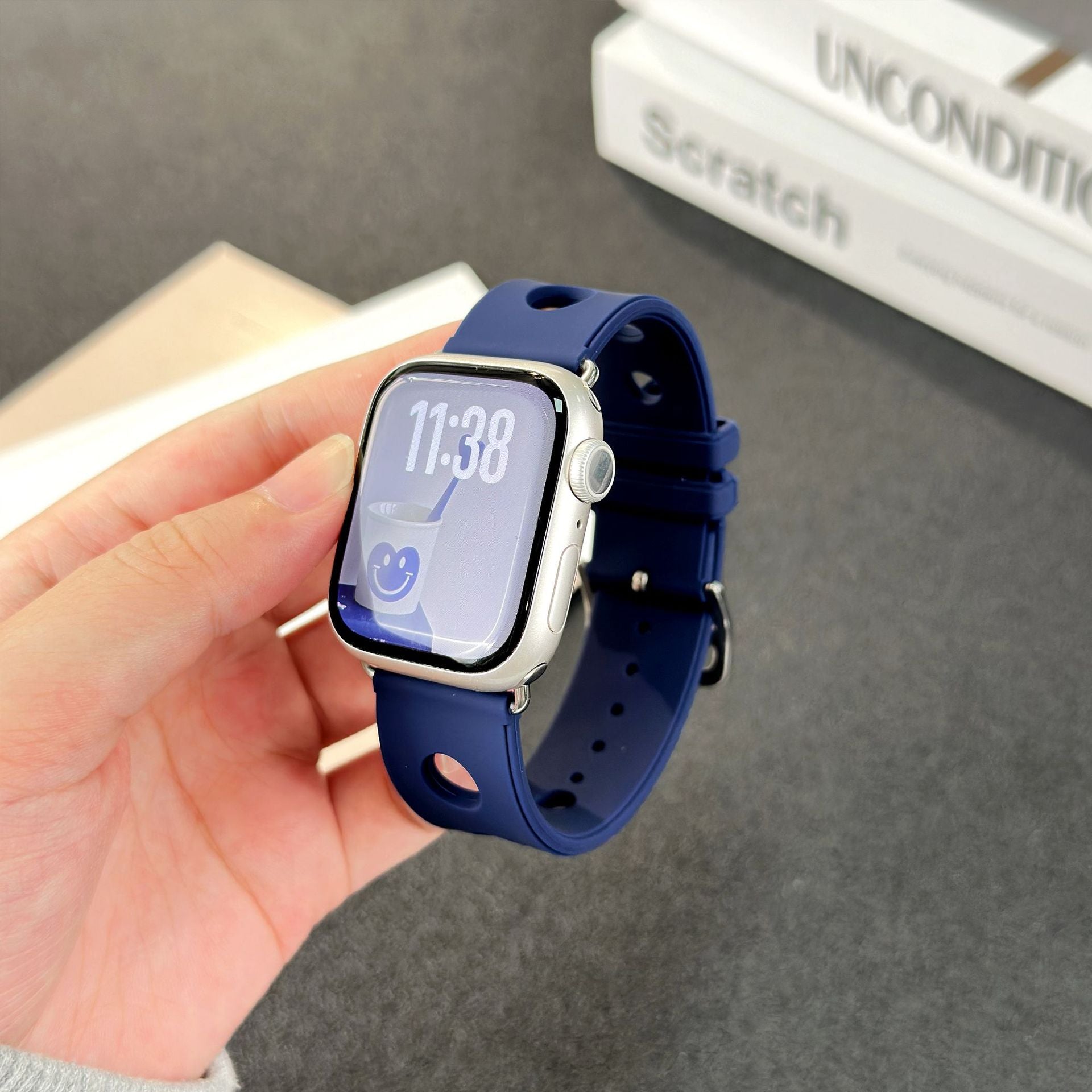 Apple Watch bracelet in perforated silicone, breathable design, stainless steel clasp, dynamic style, Harténie model