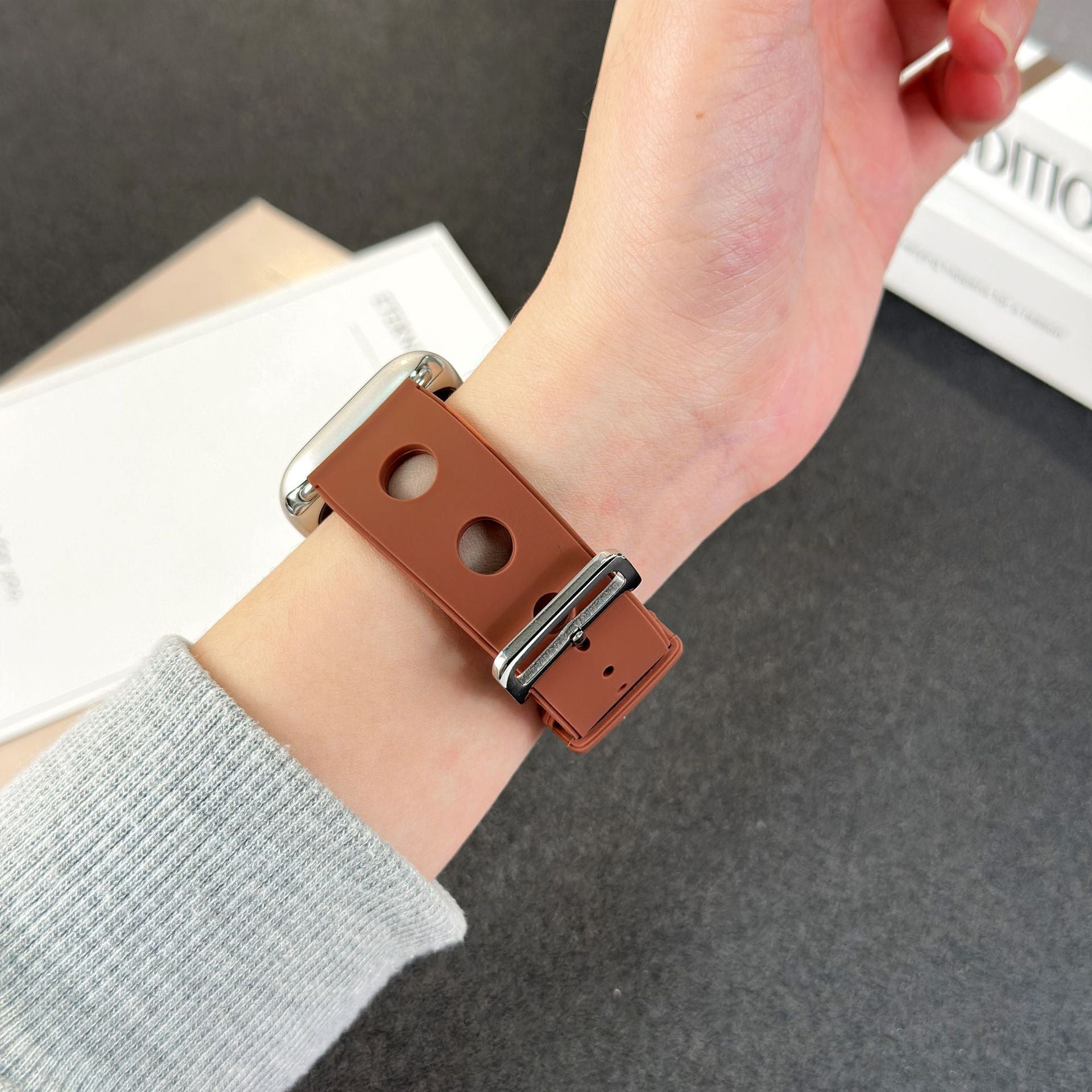 Apple Watch bracelet in perforated silicone, breathable design, stainless steel clasp, dynamic style, Harténie model