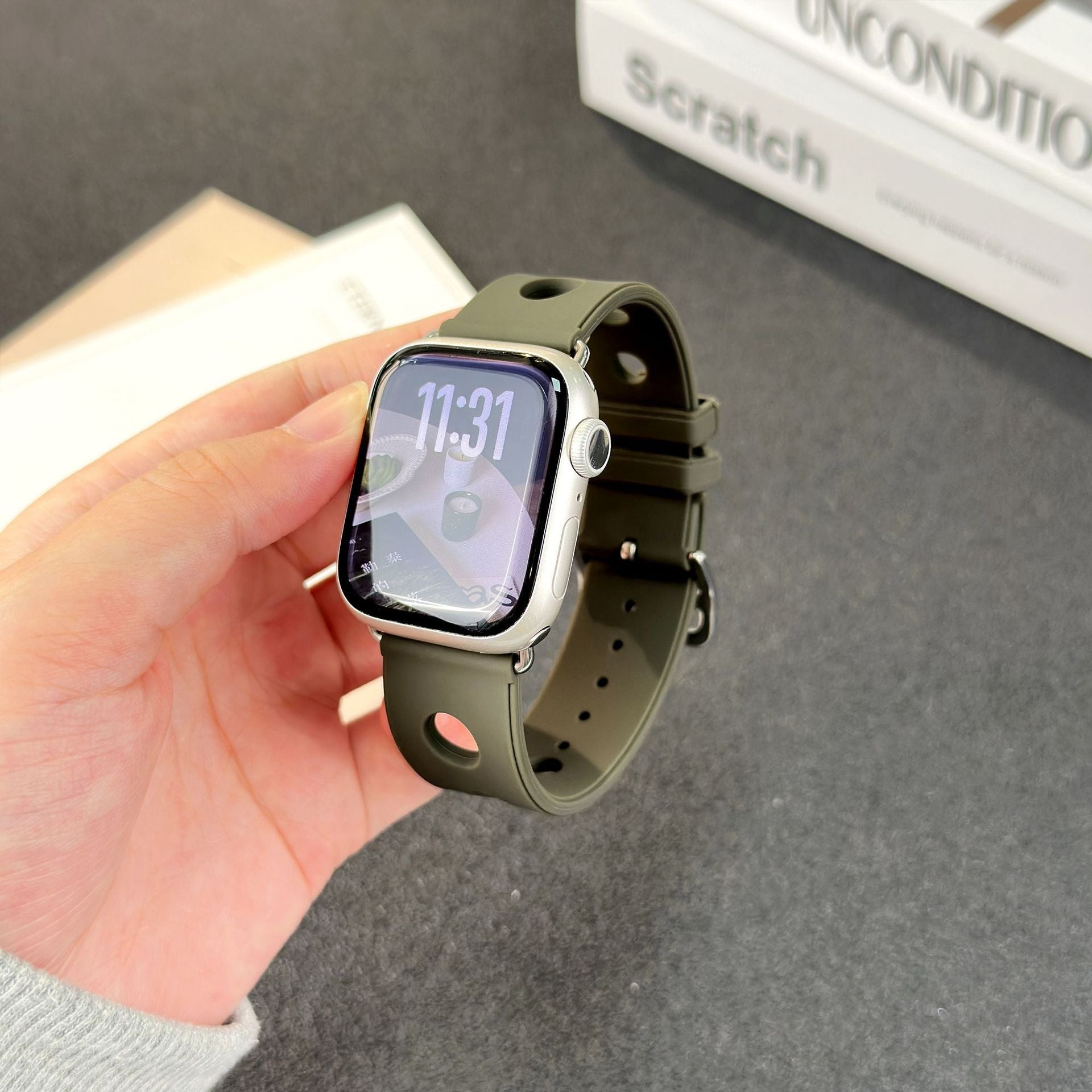 Apple Watch bracelet in perforated silicone, breathable design, stainless steel clasp, dynamic style, Harténie model