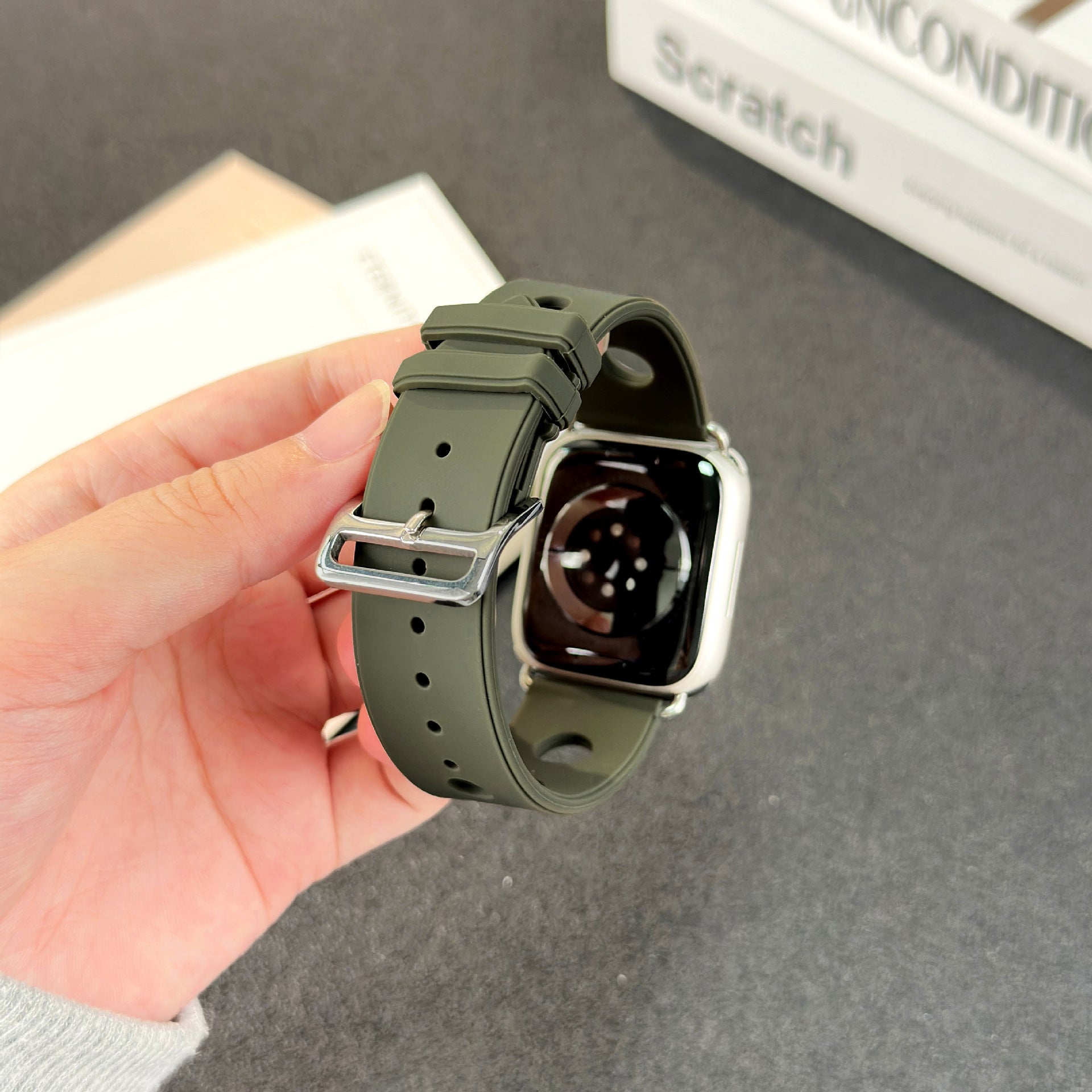 Apple Watch bracelet in perforated silicone, breathable design, stainless steel clasp, dynamic style, Harténie model