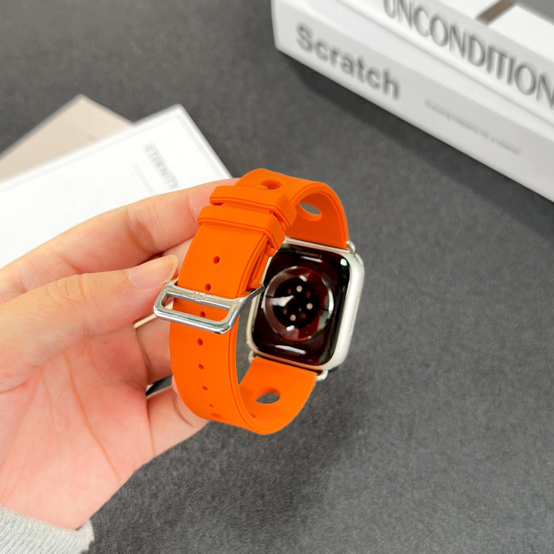 Apple Watch bracelet in perforated silicone, breathable design, stainless steel clasp, dynamic style, Harténie model