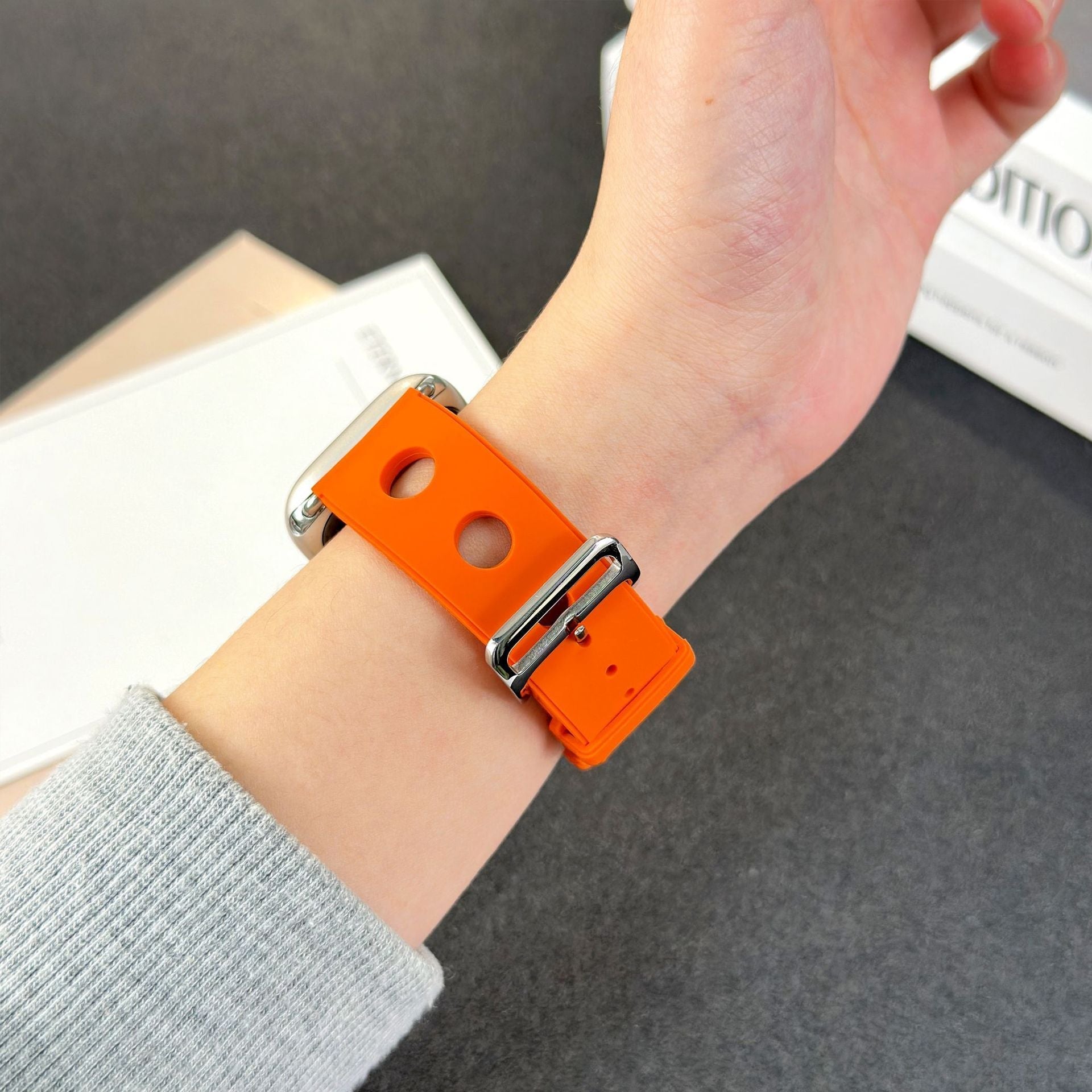 Apple Watch bracelet in perforated silicone, breathable design, stainless steel clasp, dynamic style, Harténie model