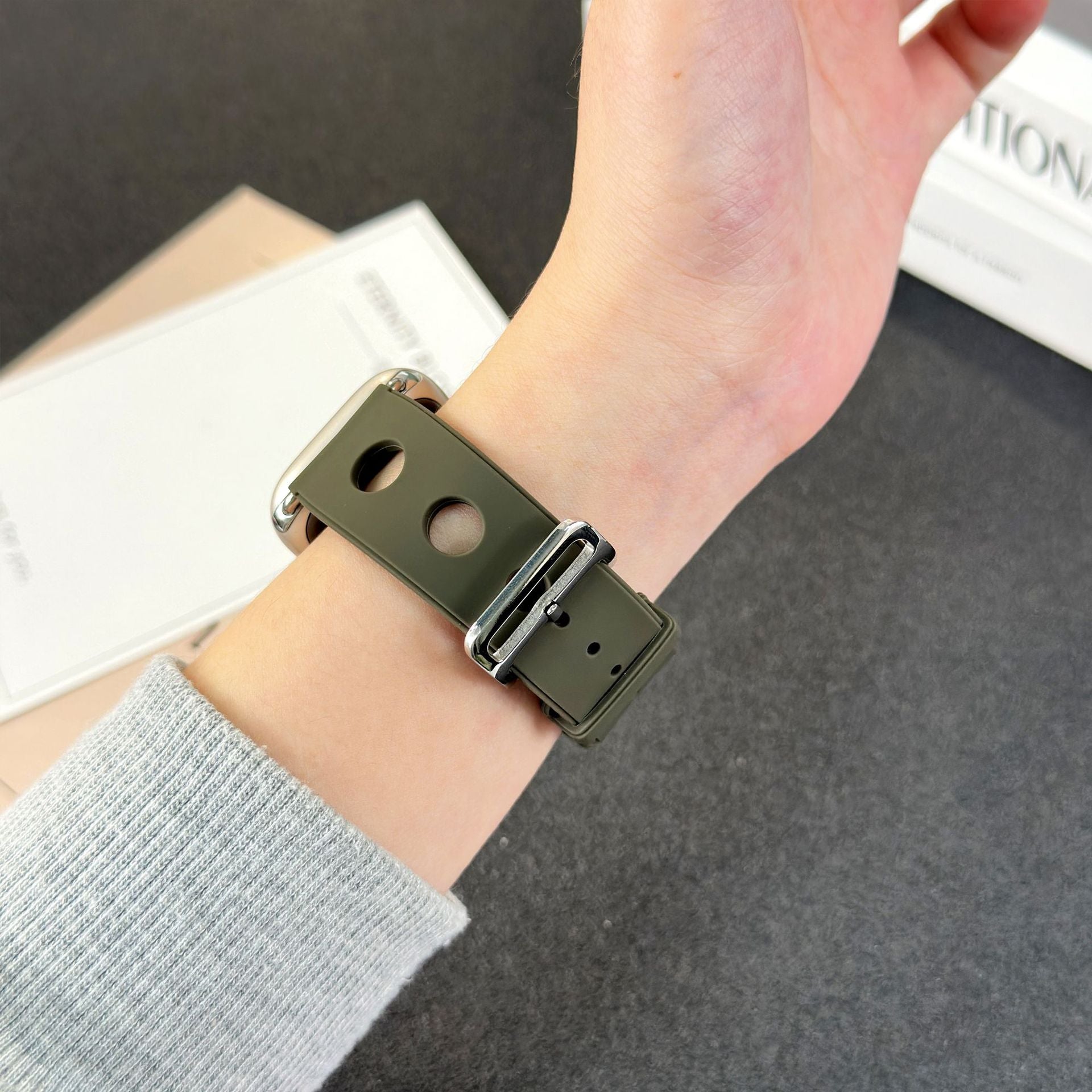 Apple Watch bracelet in perforated silicone, breathable design, stainless steel clasp, dynamic style, Harténie model