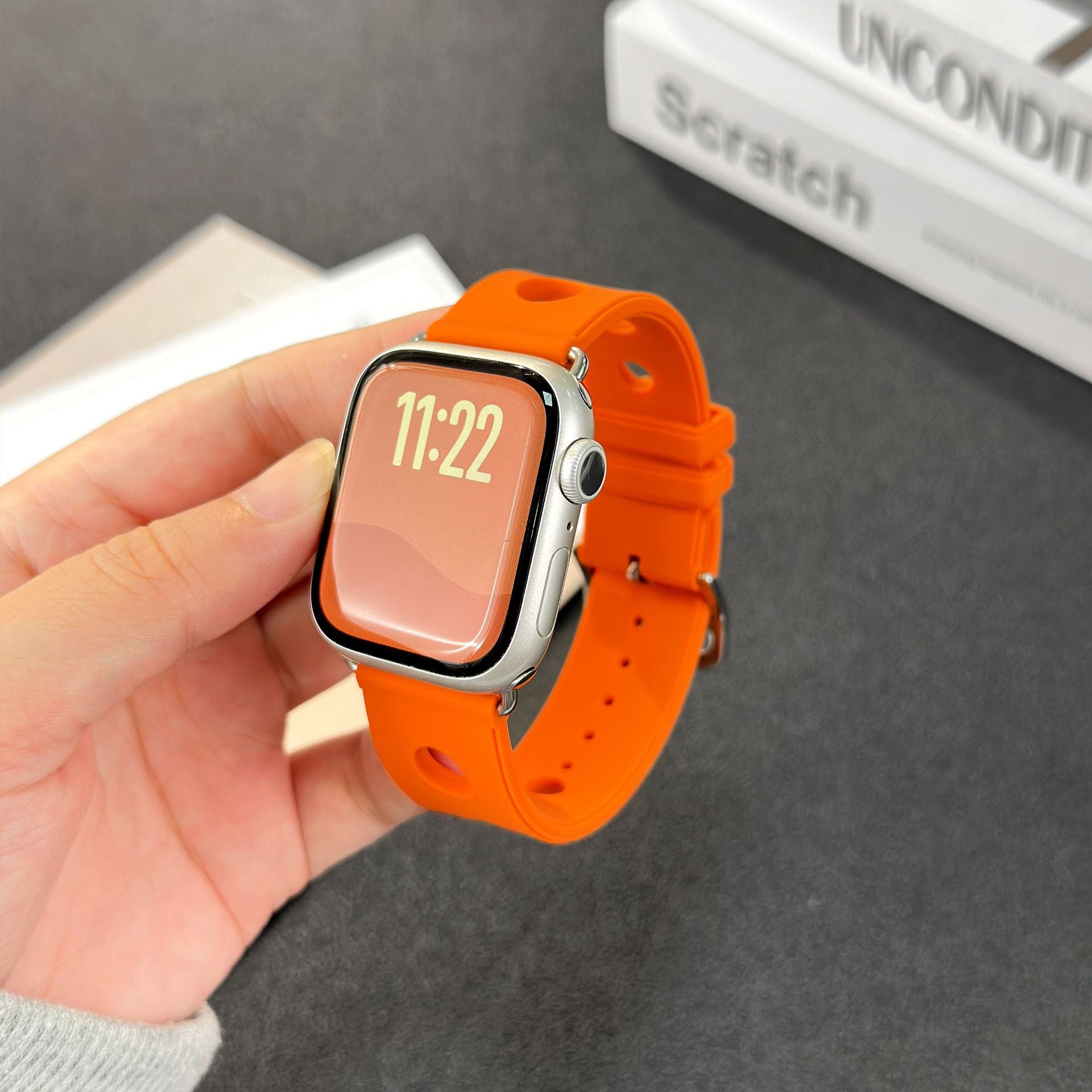Apple Watch bracelet in perforated silicone, breathable design, stainless steel clasp, dynamic style, Harténie model