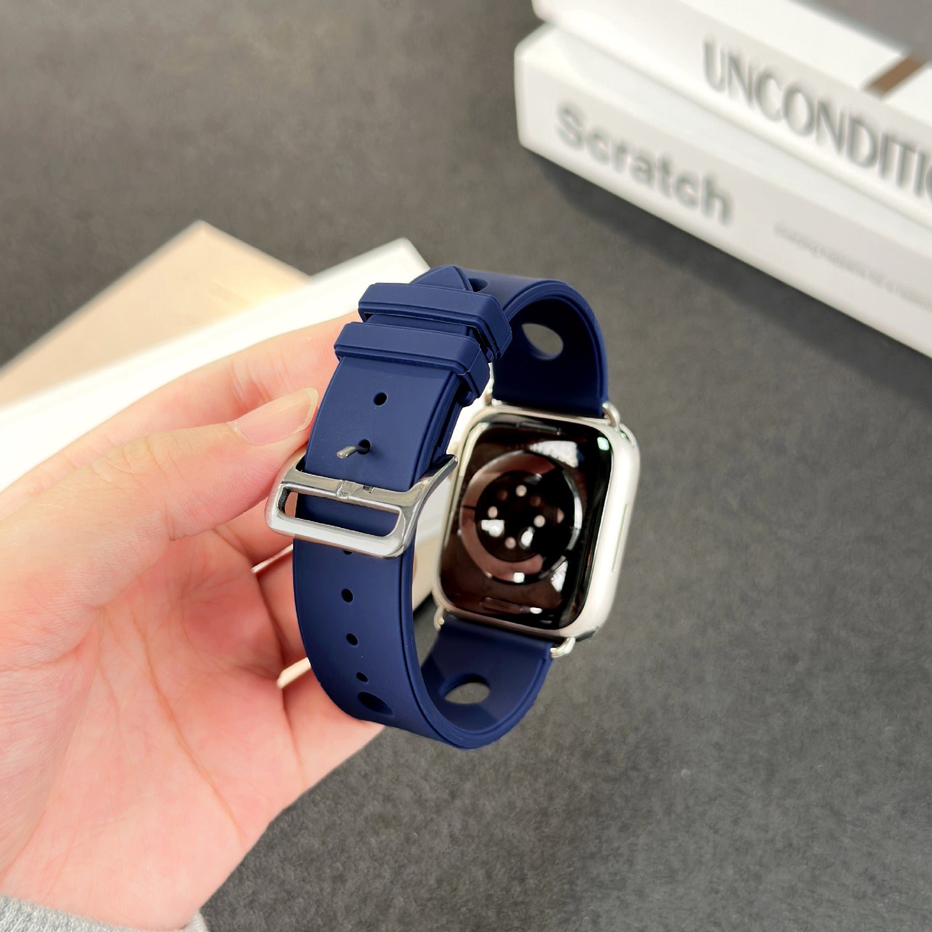 Apple Watch bracelet in perforated silicone, breathable design, stainless steel clasp, dynamic style, Harténie model