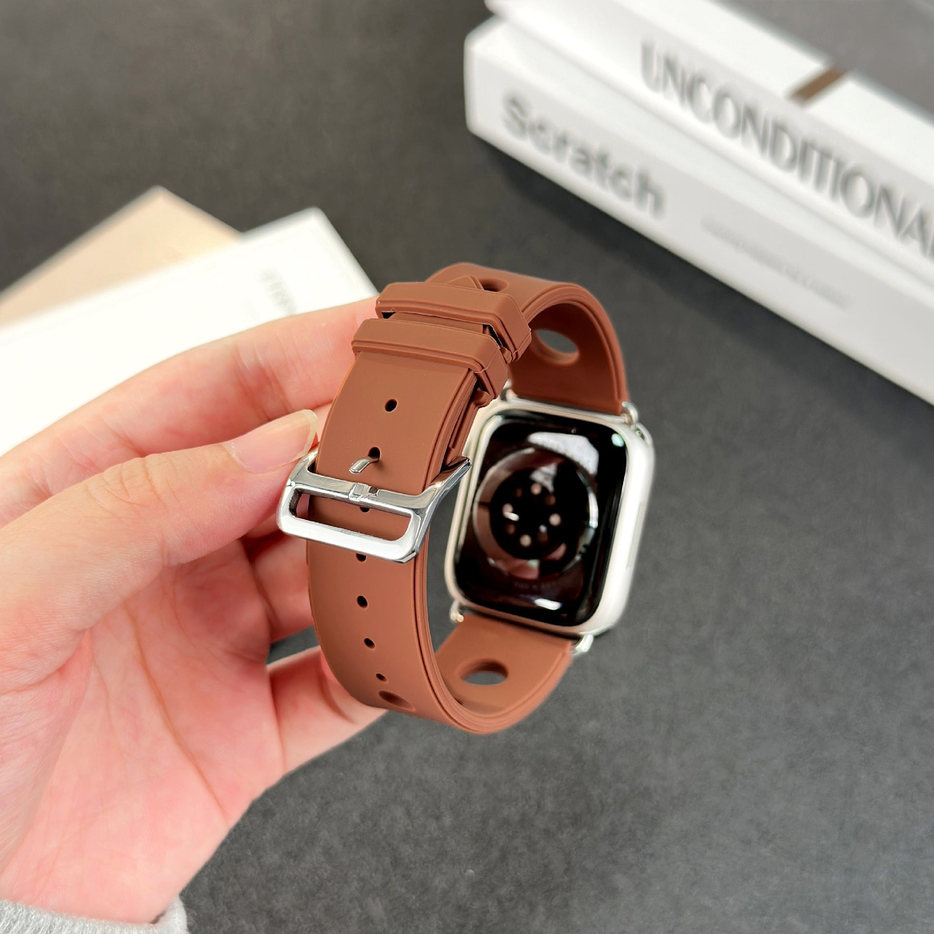 Apple Watch bracelet in perforated silicone, breathable design, stainless steel clasp, dynamic style, Harténie model