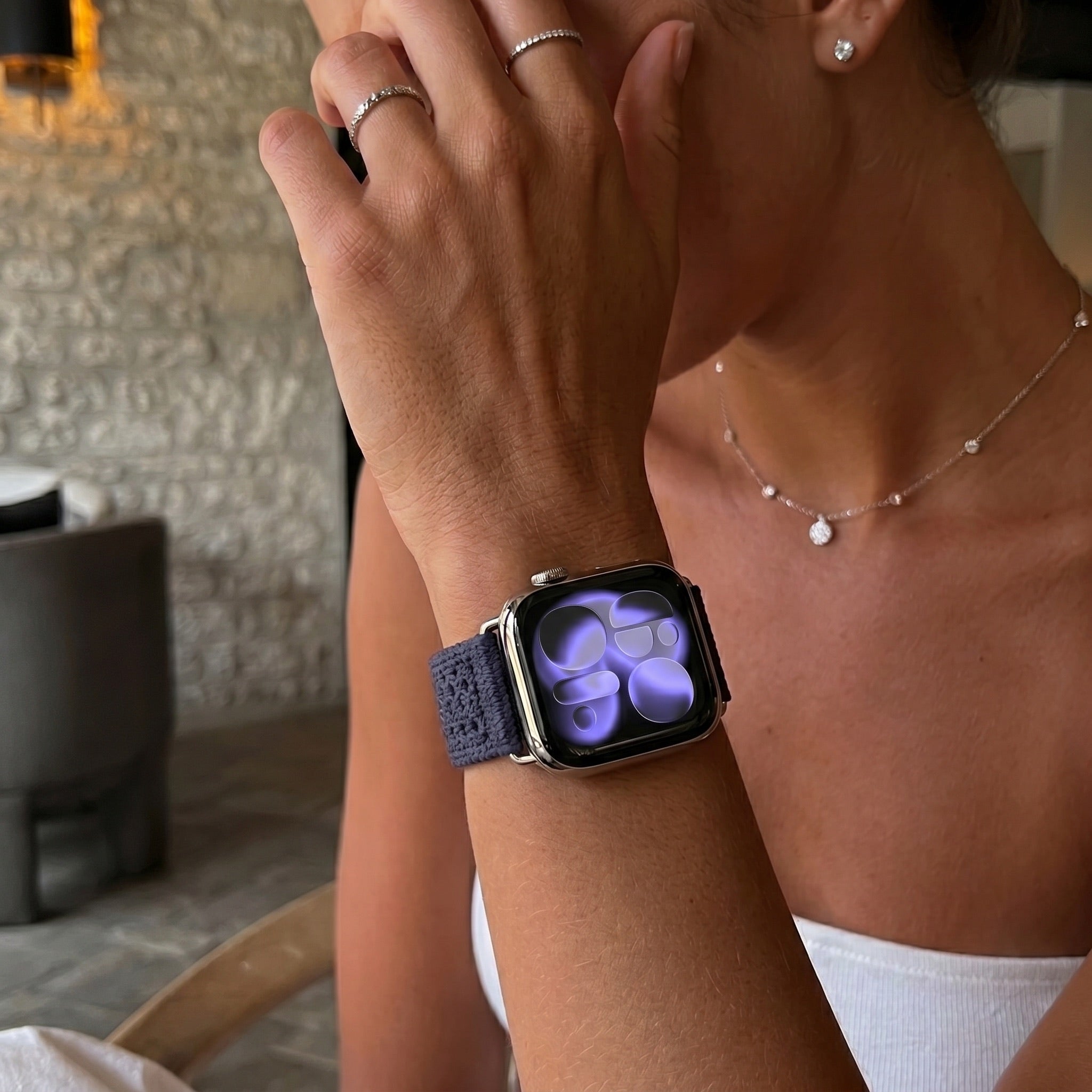Women's Apple Watch bracelet in breathable braided nylon, stainless steel tang buckle, compatible with all series, available in bright red, navy blue, beige, and slate gray, Urtia model