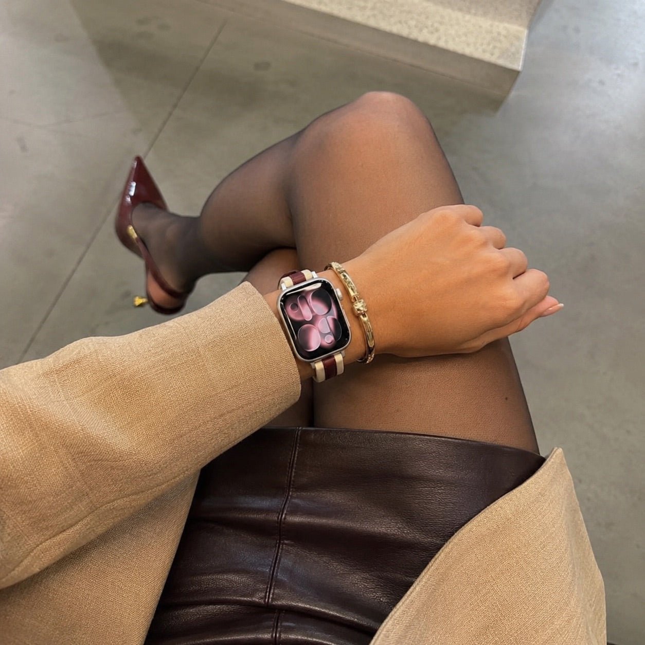 Apple Watch Bracelet for Women in Two-Tone Silicone, Stainless Steel Tang Buckle, Saddle Stitching, Compatible with All Series, Warna Model