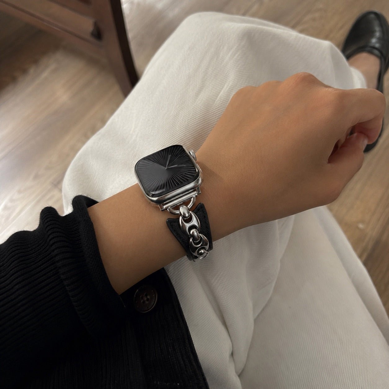 Apple Watch marine mesh bracelet, slim adjustable strap with pin buckle, gold, silver, and black finishes, Malsa model