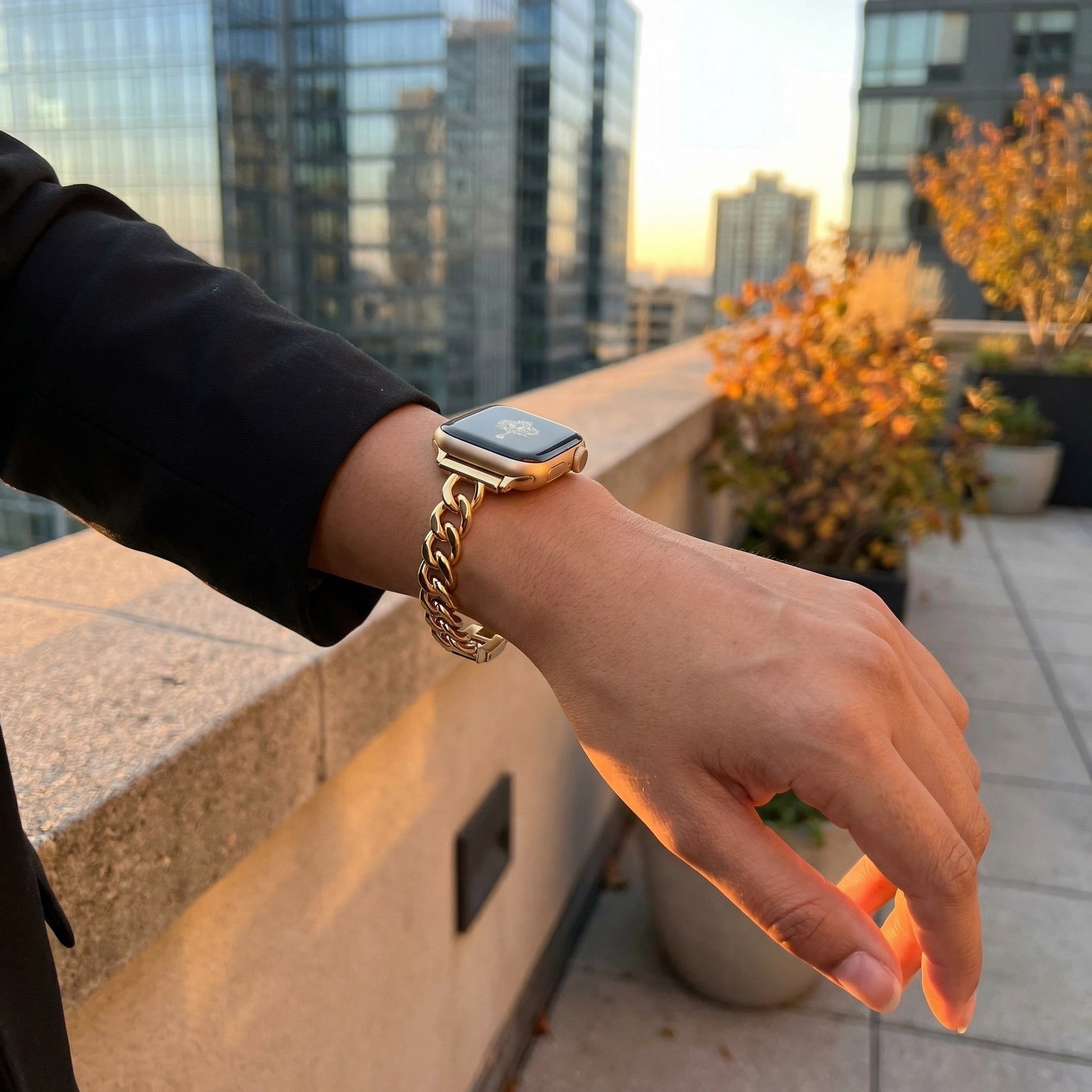 Apple Watch Bracelet, polished alloy Cuban link, adjustable clip-on, for women, Kinesse model