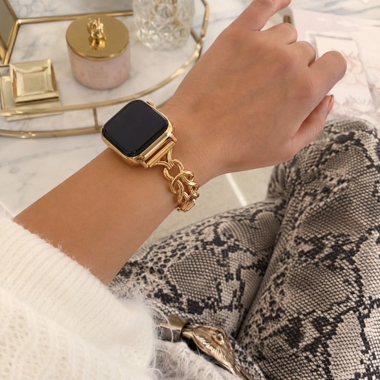 Apple Watch Bracelet for Women, Adjustable Metal Links, Infinity Knot Watch Band, Elegant Wrist Accessory, Saline Model