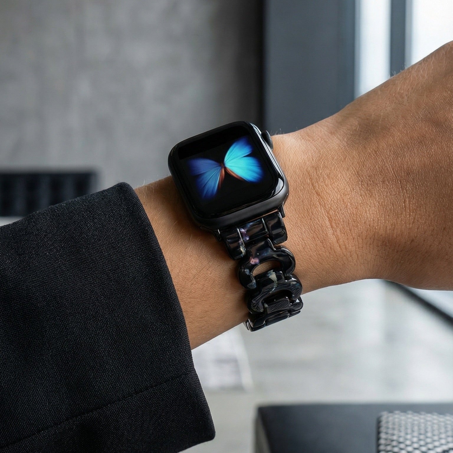 Apple Watch bracelet in tortoiseshell-effect resin, shiny curb chain, steel folding clasp, Wernale model